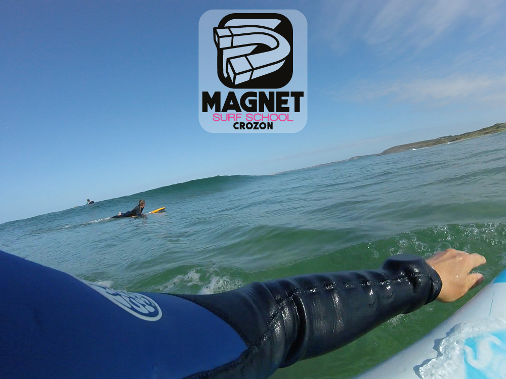 Komm zu einem Surfkurs in die Magnet Surf School.