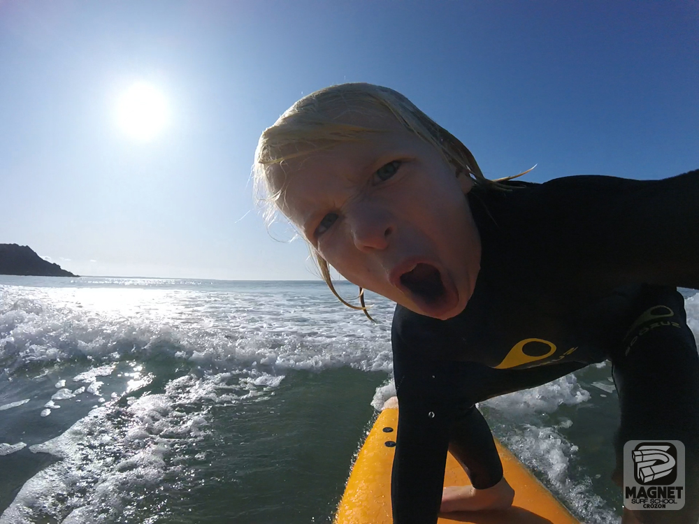 Des sensations fortes pour les jeunes surfeurs de l’ecole itinerante de Crozon .