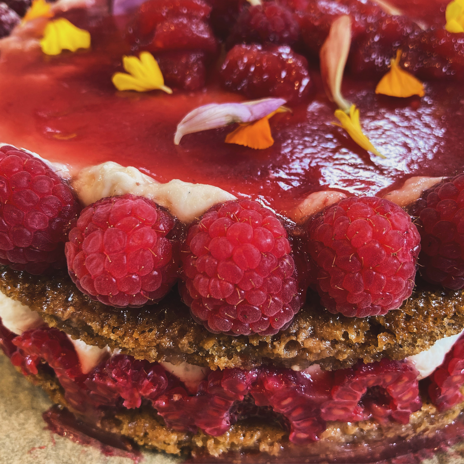 À face au bowl, une nourriture saine composée de produits issus d'une agriculture et d'une pêche raisonnée.