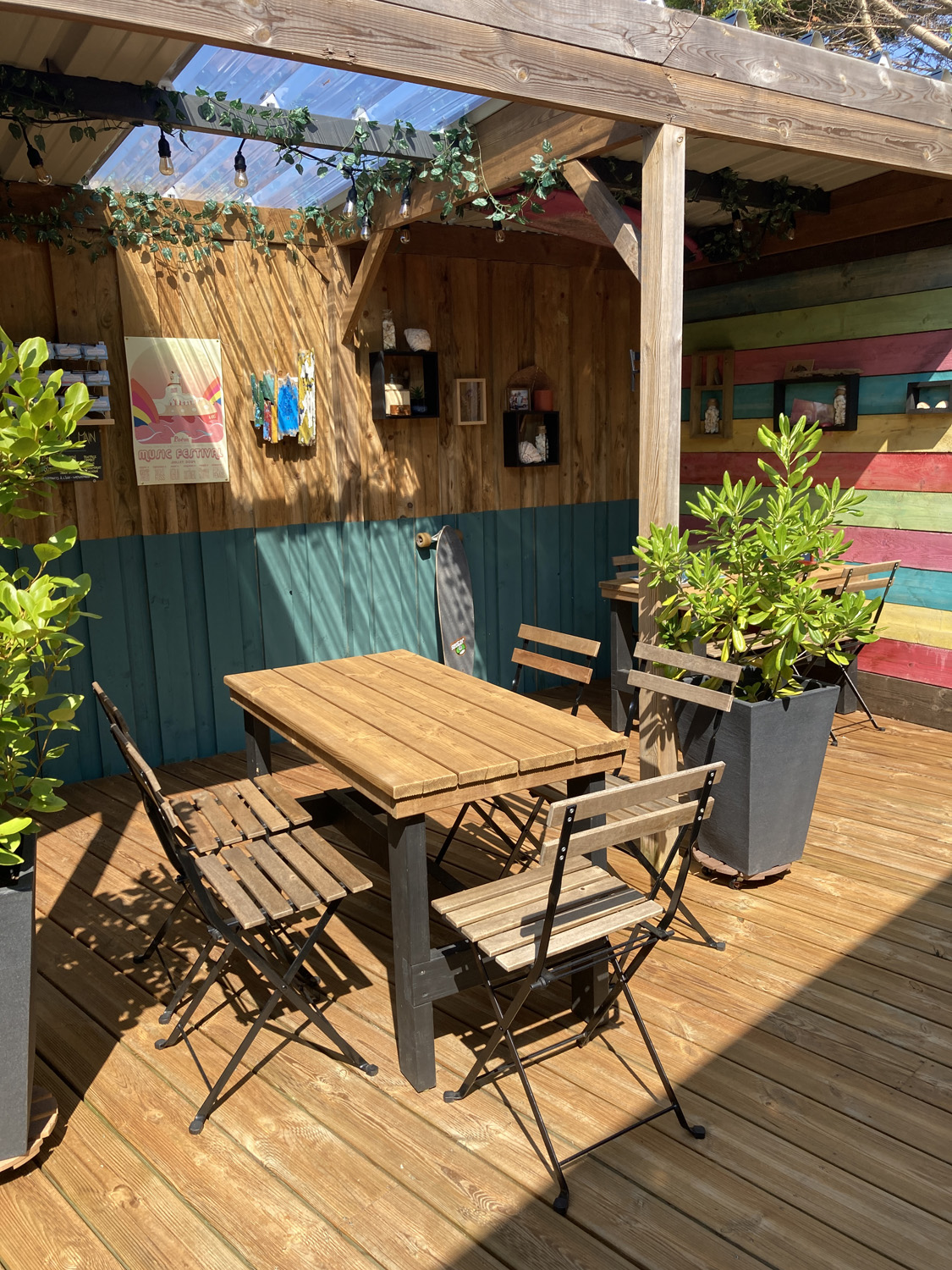 La terrasse de magnet surf  pour y déguster un poke bowl après le cours de surf.