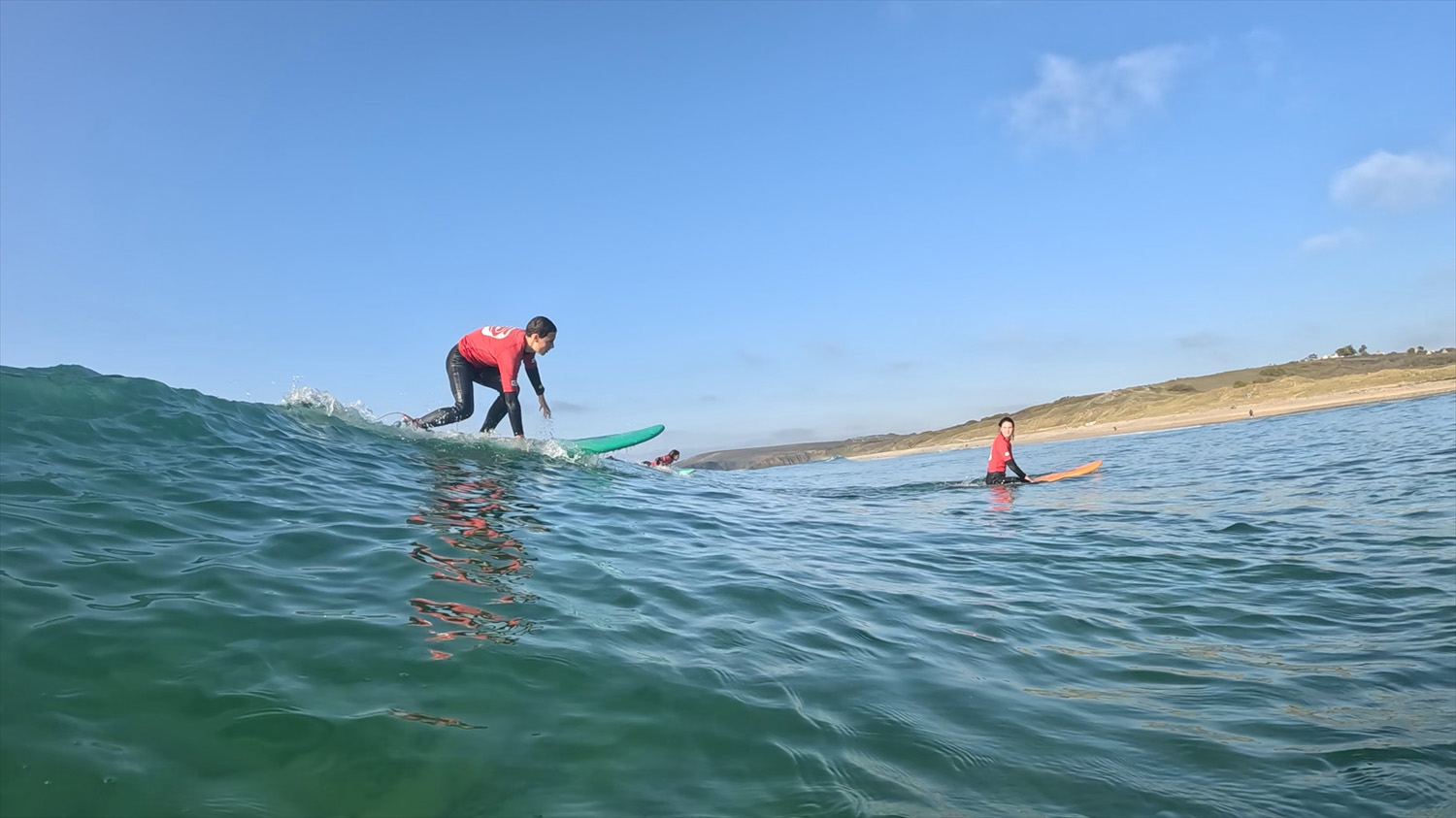 Photo d'un surfeur sur une vague pendant un stage de surf avec Magnet Surf School.